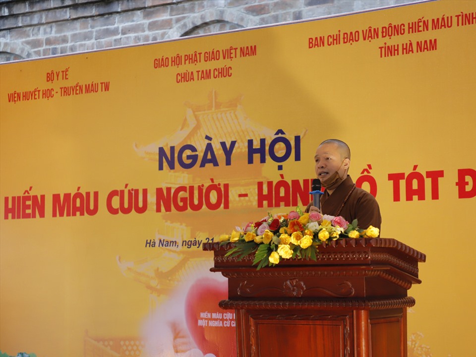 Thượng tọa Thích Minh Quang, trụ trì chùa Tam Chúc phát biểu tại ngày hội hiến máu.