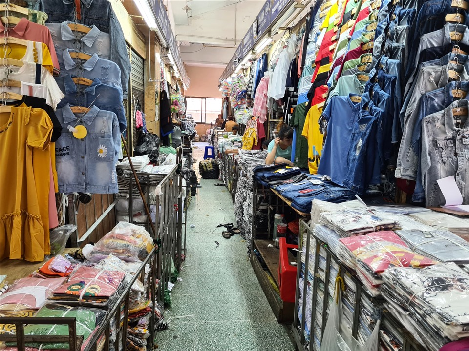 Cảnh kinh doanh ế ẩm tại chợ Đồng Xuân. Ảnh: Vũ Long