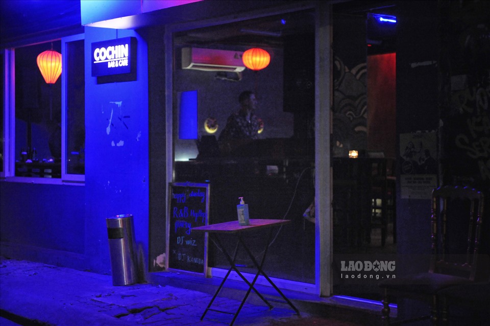 Anh Văn Thức sống quận Đống Đa, Hà Nội cho biết:  “Tôi có đọc được thông tin các quán bar, karaoke,... được mở cửa trở lại từ 0h đ