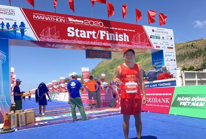 Ông Đoàn Ngọc Hải hoàn thành đường đua 42,195 km ở Tiền Phong Marathon 2020 tại Lý Sơn. Ảnh: Như Ý