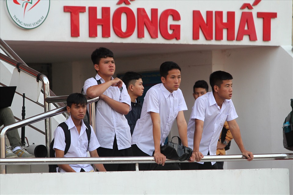 Rất nhiều fan hâm mộ đã có mặt ở sân Thống Nhất để tận mắt theo dõi các cầu thủ của tuyển Việt Nam như Duy Mạnh, Thành Chung, Đức Huy,... tập luyện.Trận đấu giữa TPHCM và Hà Nội sẽ diễn ra lúc 19h15 ngày 23.3.