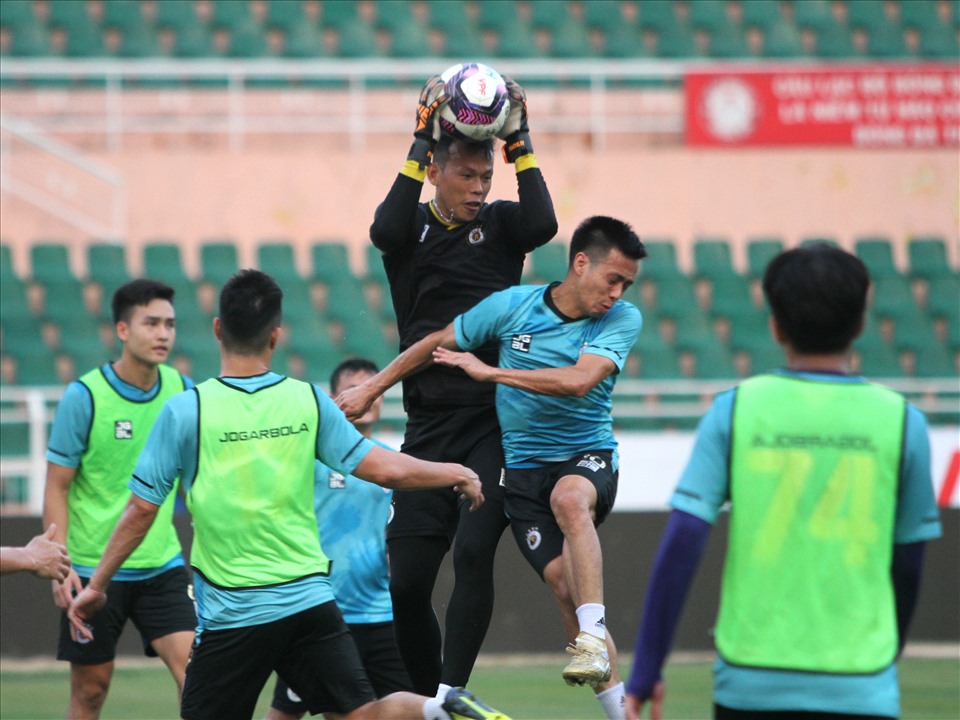 Câu lạc bộ Hà Nội đang khó sự trở lại ấn tượng sau khởi đầu mùa giải chệch choạc. Đoàn quân của ông Chu Đình Nghiêm giành chiến thắng trong 2 trận gần nhất, ghi 5 bàn và thủng lưới 2 lần.