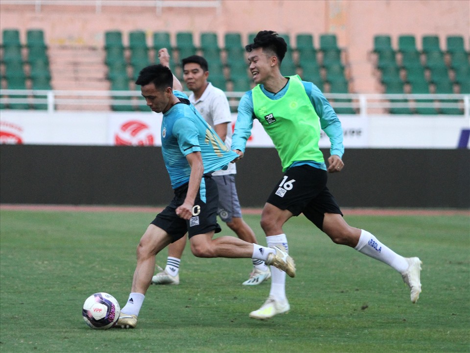 Huấn luyện viên Chu Đình Nghiêm chủ yếu cho các cầu thủ thực hiện các bài tập ban bật nhỏ trong phạm vi hẹp.
