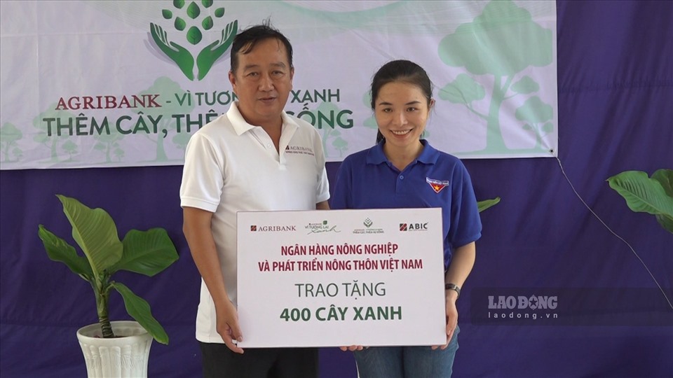 Tại chương trình, ông Đỗ Minh Khương - Phó trưởng phòng Chuyên đề 02 Văn phòng đại diện Agribank khu vực Tây Nam Bộ đã trao biểu trưng tặng 400 cây xanh cho bà Lê Cẩm Huỳnh - Bí thư Quận Đoàn Thốt Nốt.