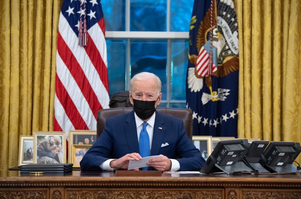 Tổng thống Joe Biden tại bàn Kiên định trong phòng Bầu dục. Ảnh: AFP.