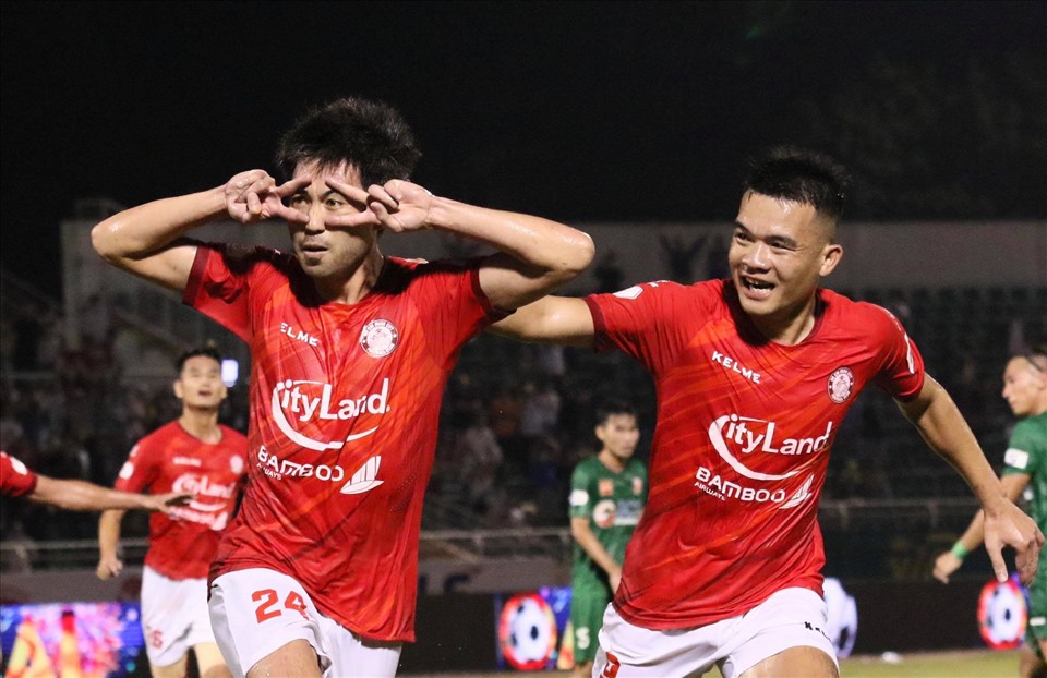 Lee Nguyễn (trái) đã có bàn đầu tiên ở V.League 2021. Ảnh: Q.A
