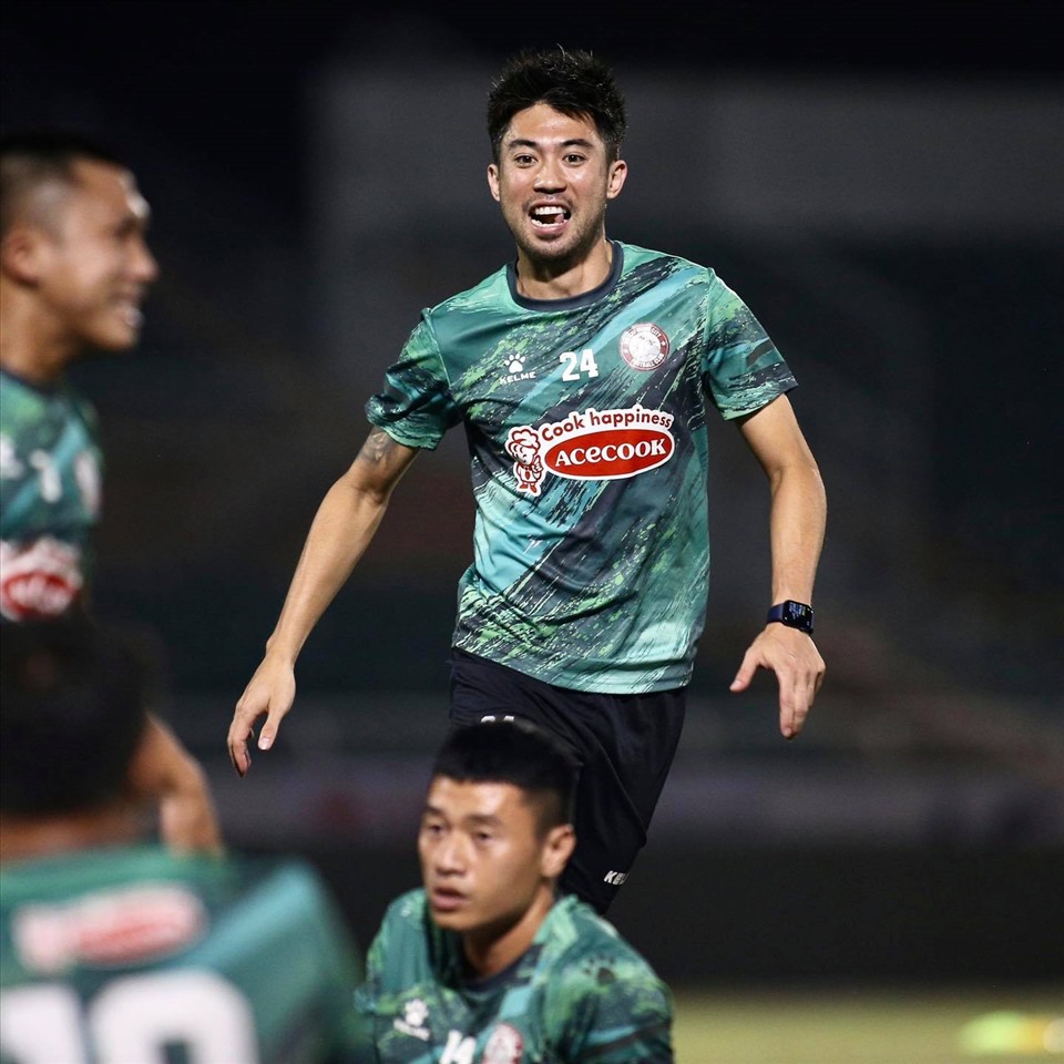 Lee Nguyễn có lần đầu tiên chạm trán đội Hà Nội trong màu áo TPHCM. Ảnh: Fanpage CLB.