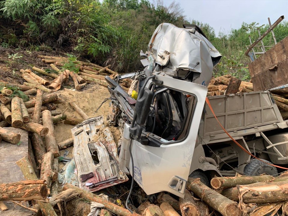 Theo thông tin từ Ủy ban An toàn Giao thông Quốc gia, vụ tai nạn xảy ra vào hồi 21h15 đêm qua (22.3), tại Km 13+570 TL530 (Dốc Bả Vai) thuộc địa bàn xã Trí Nang, huyện Lang Chánh, tỉnh Thanh Hoá. Ảnh: T.D