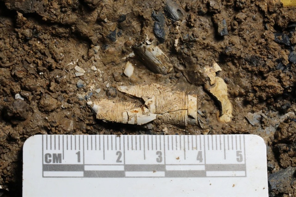 Mảnh khắc ngà voi được phát hiện tại hố số 5. Ảnh: Viện Di tích và Khảo cổ Tứ Xuyên