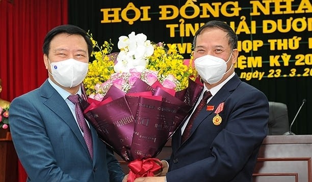 Nguyên Chủ tịch HĐND tỉnh Hải Dương Nguyễn Mạnh Hiển tặng hoa tân Chủ tịch HĐND tỉnh Phạm Xuân Thăng. Ảnh CTV