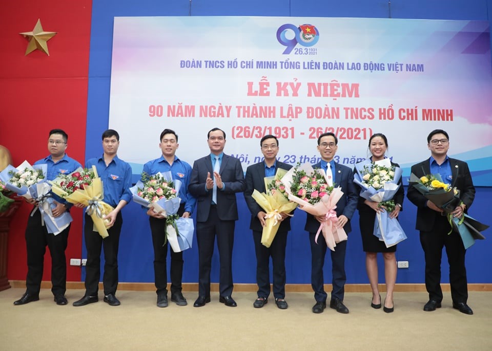 Lãnh đạo Tổng Liên đoàn gửi hoa chúc mừng đại diện ban chấp hành đoàn thanh niên Tổng Liên đoàn Lao Động Việt Nam. Ảnh: Tô Thế.