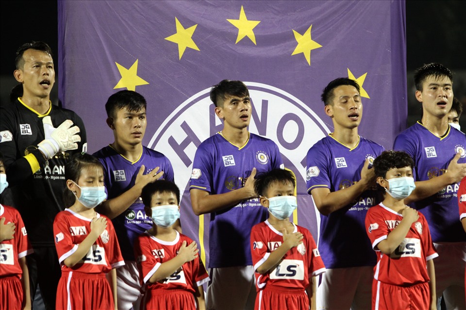 Đội khách Hà Nội không có sự phục vụ của Quang Hải vì chấn thương.. Đội khách sẽ chơi vớ bộ ba tấn công Văn Quyết, Geovane và Bruno. Hà Nội là đội có lợi thế tâm lý khi toàn thắng trong 6 lần gần nhất đối đầu TPHCM.