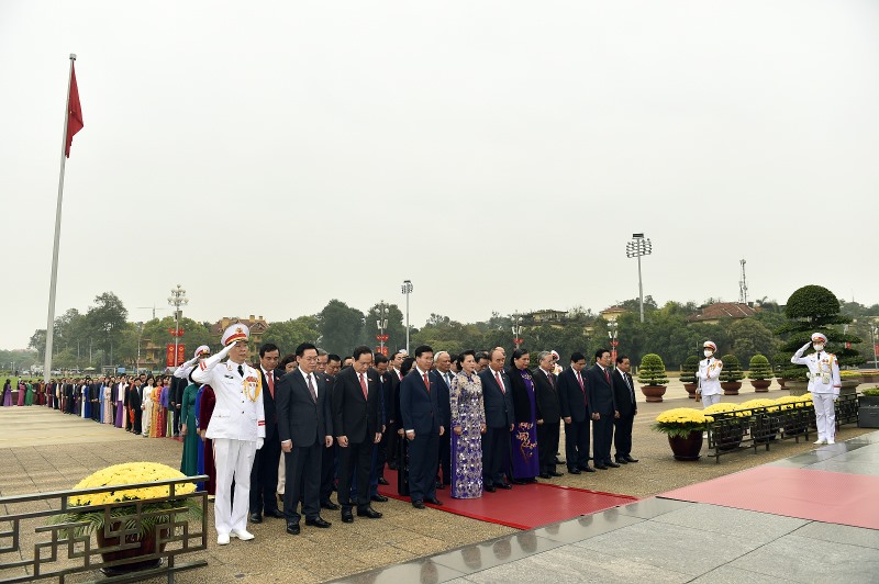 Đoàn đại biểu lãnh đạo Đảng, Nhà nước dành 1 phút mặc niệm Chủ tịch Hồ Chí Minh.