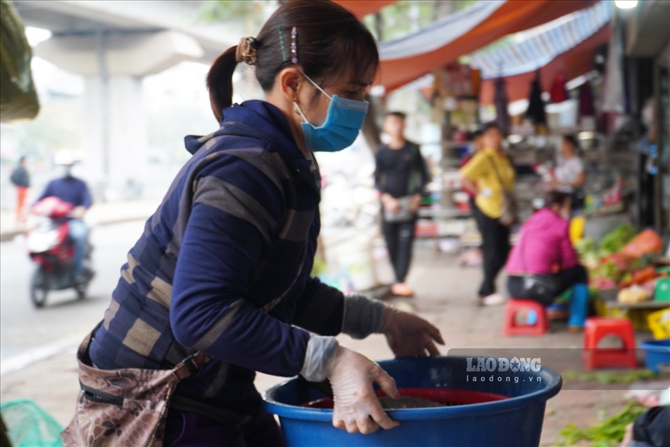 Các hộ kinh doanh dọn dẹp “đồ nghề” khỏi khu vực hè phố dọc sông Tô Lịch vào đúng nơi quy định.