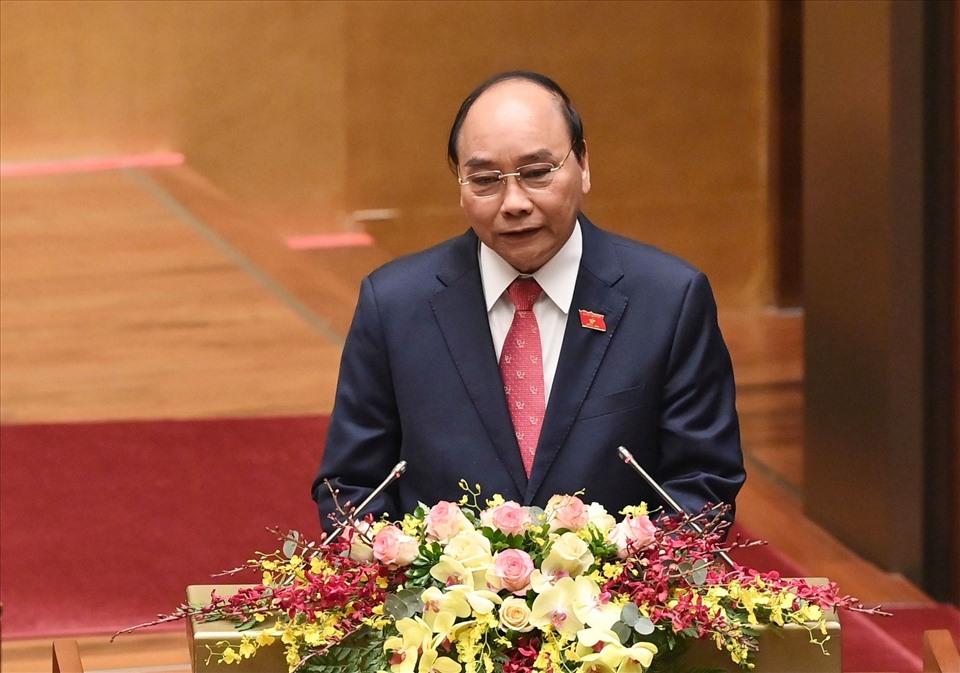 Thủ tướng Chính phủ Nguyễn Xuân Phúc trình bày báo cáo công tác nhiệm kỳ Chính phủ. Ảnh: VGP