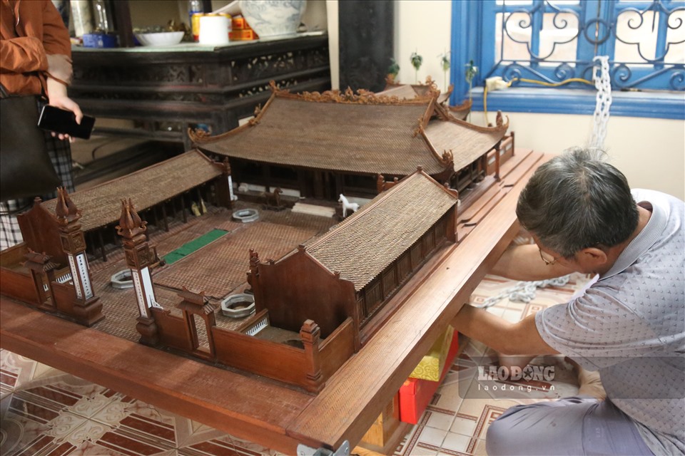 Bằng tình yêu quê hương và 50 năm kinh nghiệm trong nghề mộc, ông Phan Lạc Hùng đã chế tác ra mô hình đình Hữu Bằng. Sau gần 5 năm qua, tác phẩm được làm từ chất liệu gỗ và nhôm, của ông Hùng đã đạt đến trình độ tinh xảo gần 99%.