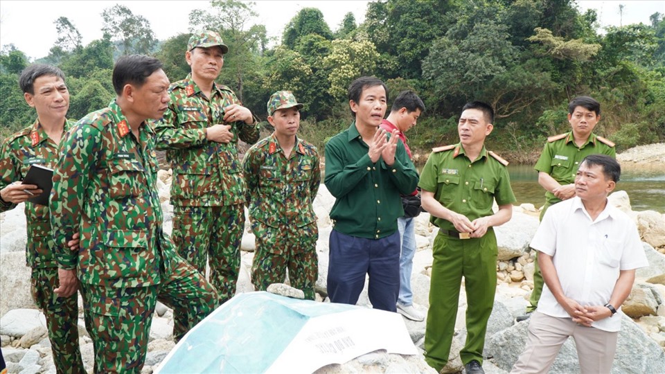 Phó Chủ tịch UBND tỉnh Thừa Thiên Huế - Nguyễn Văn Phương trong chuyến khảo sát chuẩn bị cho công tác tìm kiếm giai đoạn 4. Ảnh: PV.