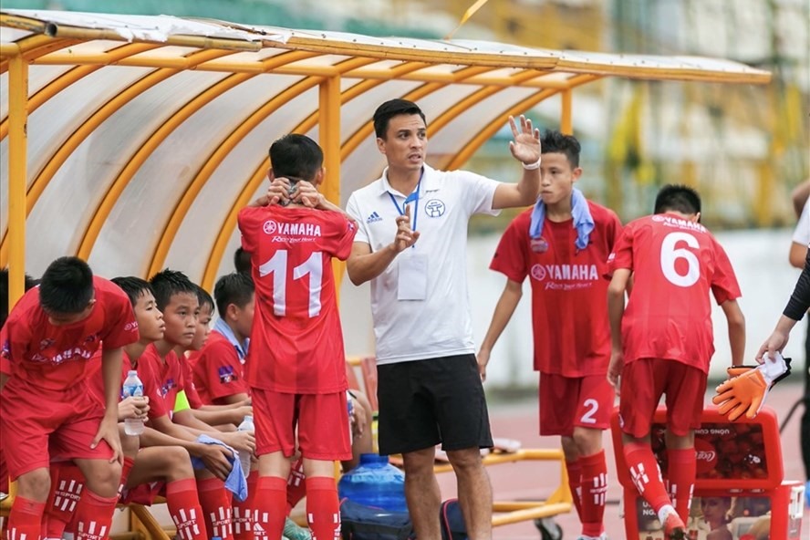 Cựu cầu thủ Trịnh Quốc Hưng từng giã từ sự nghiệp sau chấn thương gãy chân năm 2005. Ảnh: Xuân Thuỷ