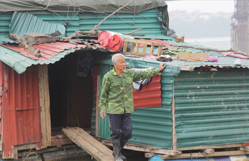 Ông Nguyễn Văn Thành - 85 tuổi sống cùng vợ ở trên chiếc bè nổi cũ kĩ.
