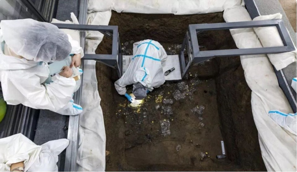 Các nhà khảo cổ Trung Quốc khai quật cổ vật ở di chỉ Tam Tinh Đôi. Ảnh: Tân Hoa Xã.