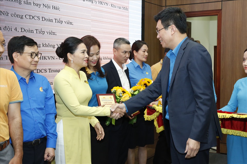 Tại hội nghị, ông Tạ Thiên Long thay mặt cho Công đoàn Tổng Công ty đã biểu dương 11 tập thể, 40 cá nhân có nhiều thành tích trong phong trào thi đua giai đoạn 2018 - 2020.