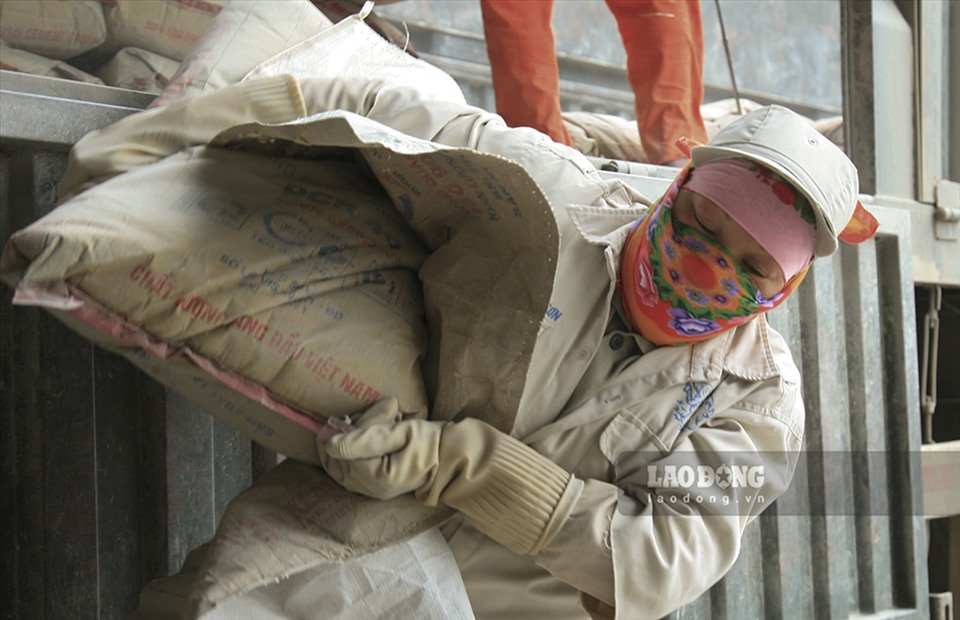 Chị Nguyễn Thị Tho, người công nhân đã từng bị tai nạn lao động gãy xương cánh tay những vẫn phải đi bốc xi măng thuê cho các đại lý vì không thể tìm được công việc khác phù hợp.