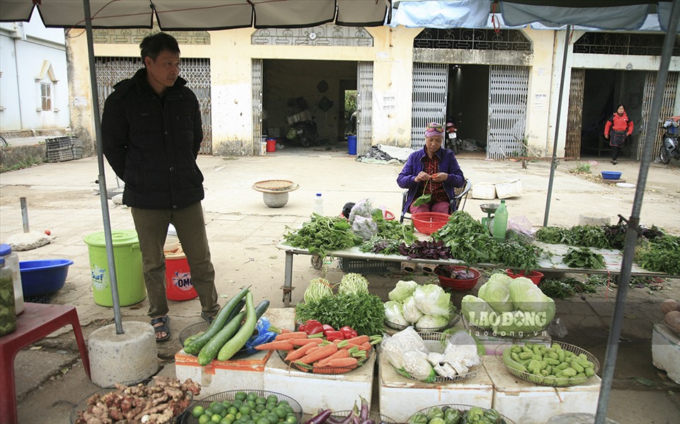 Còn chị Nguyễn Thị Tưởng và anh Phan Duy Thi lại chọn công việc bán rau ở van đường để nuôi 2 con ăn học.