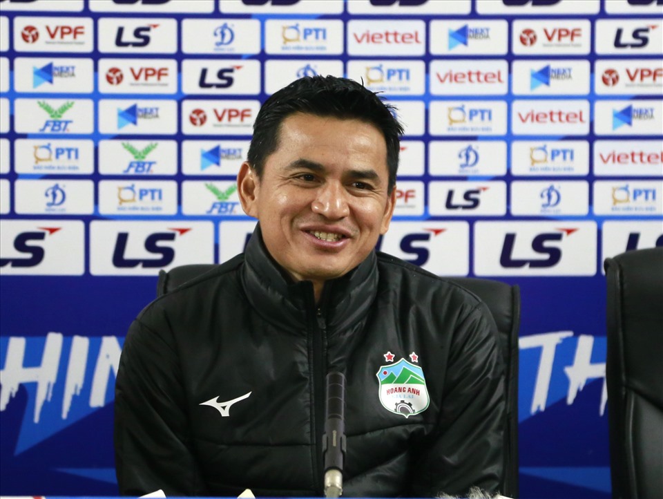 Huấn luyện viên Kiatisak phát biểu trong cuộc họp báo sau trận đấu. Ảnh: Ngọc Anh