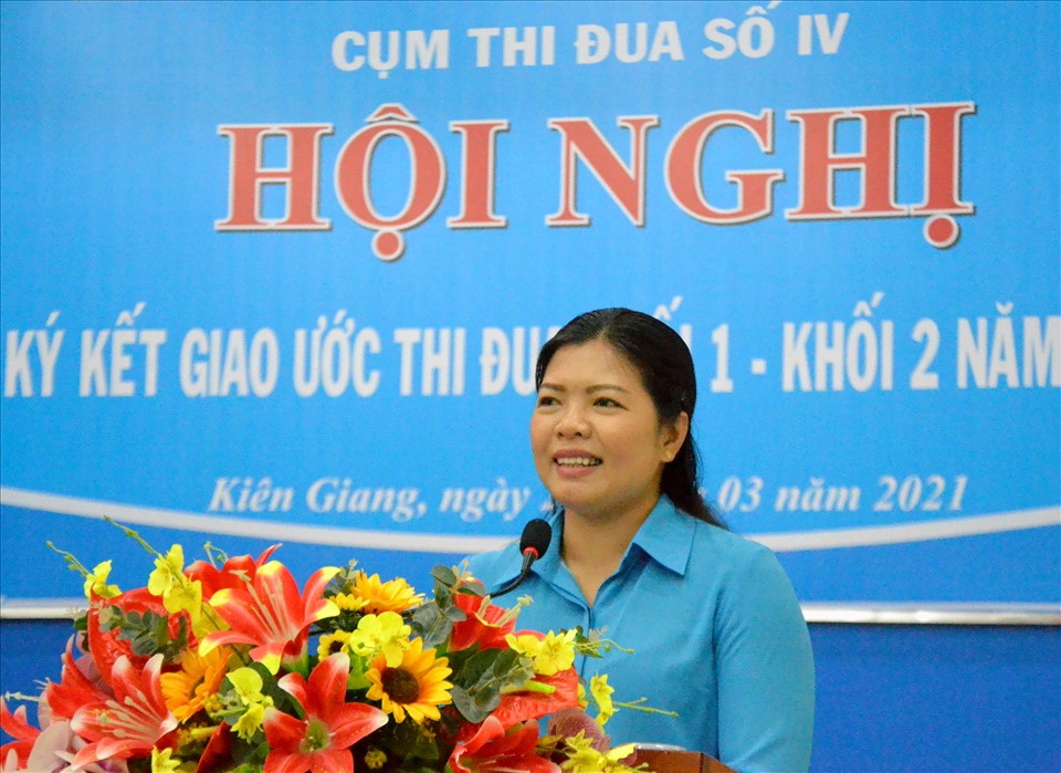 Phó Chủ tịch LĐLĐ tỉnh Kiên Giang Nguyễn Thị Hoàn Xuân phát biểu tại Hội nghị ký kết Giao ước thi đua năm 2021. Ảnh: Lục Tùng