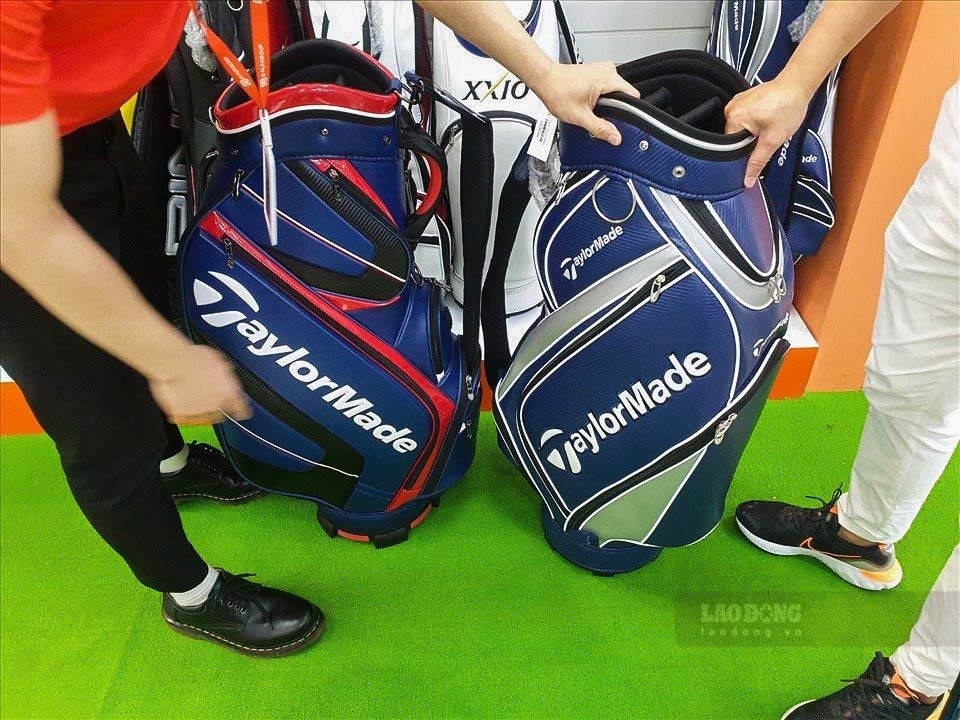 Nhân viên cửa hàng đưa ra hai sản phẩm để khách hàng lựa chọn. Túi đựng golf (bên trái là hàng thật), còn túi đựng gậy (bên phải cũng in tên thương hiệu Taylormade là hàng nhái).