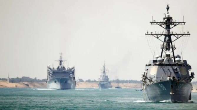 Tàu sân bay Abraham Lincoln của Hải quân Mỹ đi qua kênh đào Suez ngày 8.5.2019 để tới vùng Vịnh. Ảnh: AFP