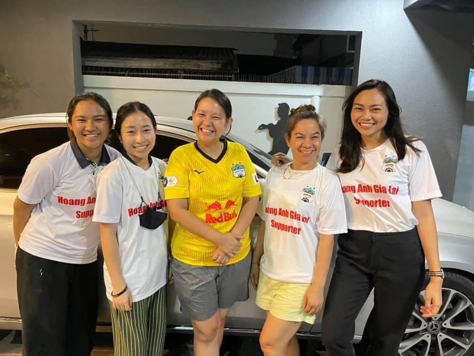 Vợ huấn luyện viên Kiatisak (áo vàng) và những người bạn trong tươi cười và vui vẻ trong trang phục thi đấu của Hoàng Anh Gia Lai. Ảnh: FBNV