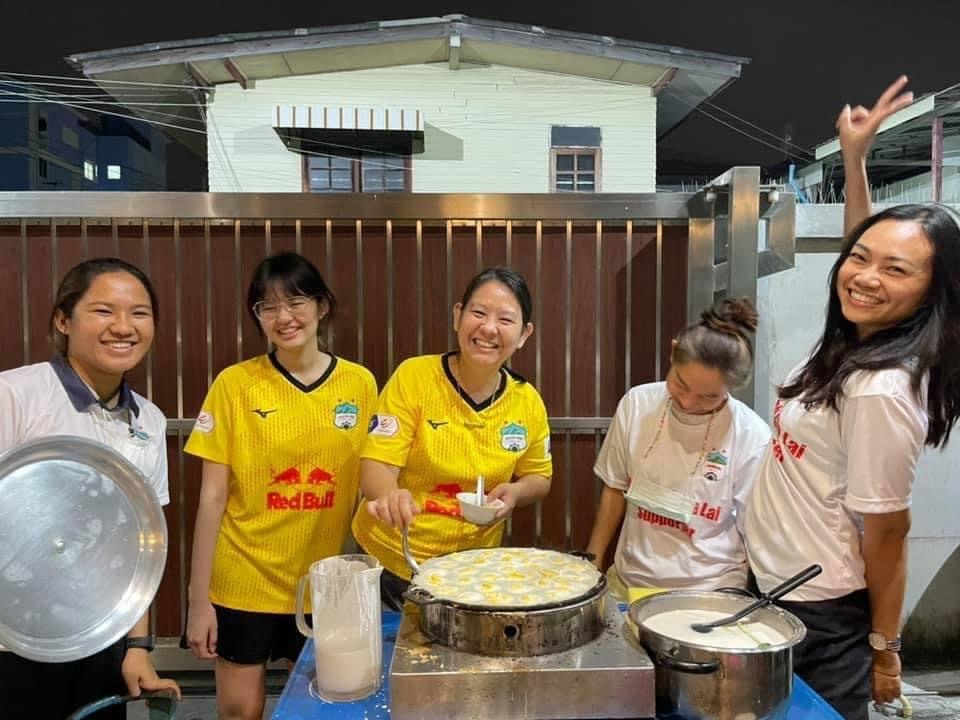 Cả gia đình cùng nhau nấu nướng bữa tối, cùng thưởng thức trận đấu giữa Hoàng Anh Gia Lai và Viettel. Ảnh: FBNV