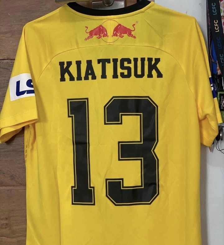 Chiếc áo đấu của Hoàng Anh Gia Lai có tên Kiatisak luôn được treo trong ở một góc trong phòng khách của căn nhà. Ảnh: FBNV