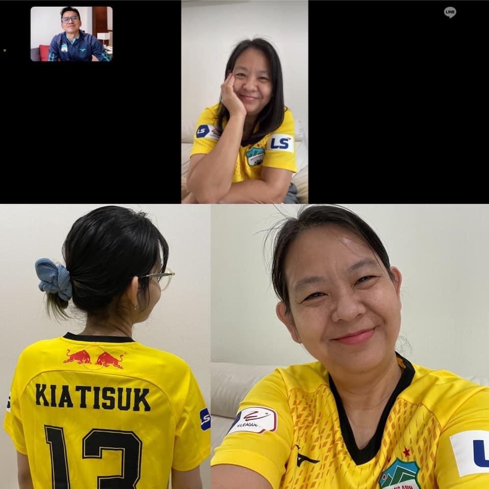 Sau trận đấu, thói quen của huấn luyện viên Kiatisak là gọi điện về cho gia đình để trò chuyện, tâm sự và kể lại những khoảnh khắc trên sân cỏ. Ảnh: FBNV