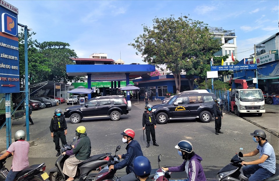 Cận cảnh hiện trường vụ khám xét cửa hàng xăng ở TPHCM | Tin tức mới nhất 24h - Đọc Báo Lao Động online - Laodong.vn