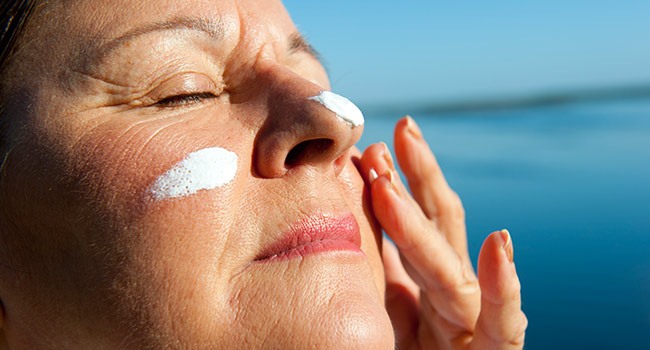 Thoa kem chống nắng để bảo vệ da khỏi ung thư hắc tố.