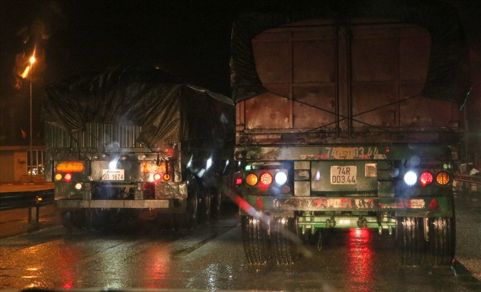 Xe biển số 74C-07093 kéo theo rơ moóc 74R-00344 chở theo 54,39 tấn than lưu thông trên Quốc lộ 1A đoạn qua tỉnh Thừa Thiên Huế. Theo quy định tải trọng tối đa của hàng hóa (kể cả 10% sai số) xe này chỉ được chở hơn 38 tấn. Ảnh: PĐ.