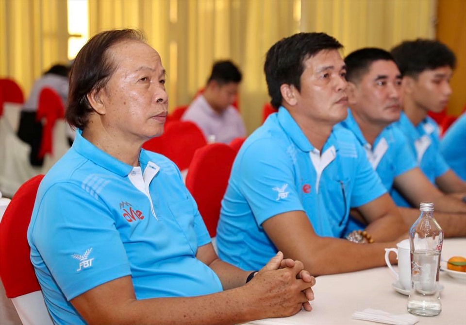 Huấn luyện viên Nguyễn Văn Hải cùng các học trò vui mừng trước việc có nhà tài trợ để nuôi đội bóng. Ảnh: Anh Nguyễn.