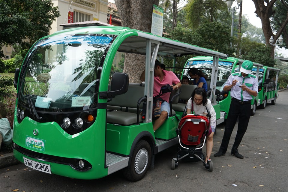 Tuyến buýt điện (Công viên 23/9 - Thảo Cầm Viên) sử dụng loại xe 12 chỗ do doanh nghiệp khai thác ở TPHCM. Ảnh: Minh Quân