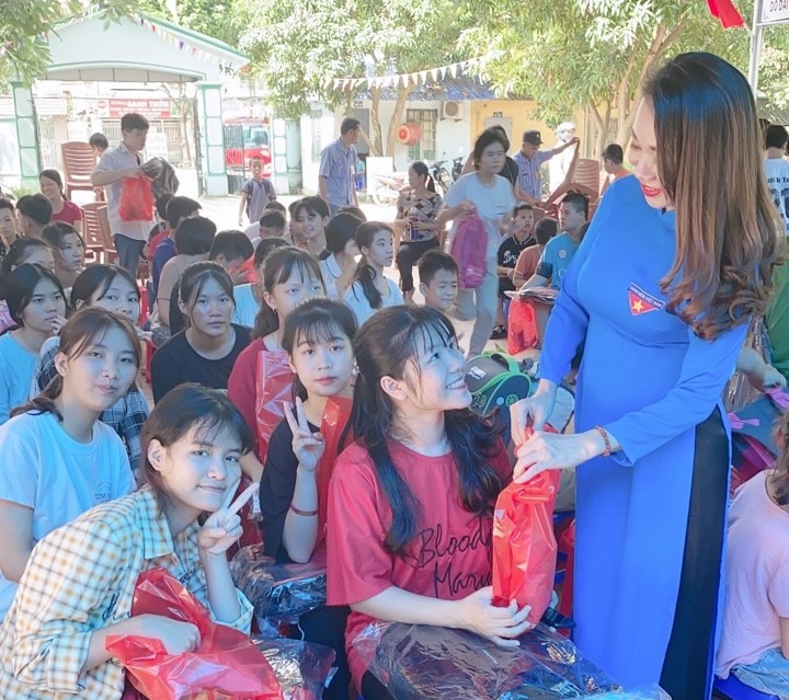 Trao quà, thăm hỏi và động viên các trẻ em khuyết tật trên địa bàn Hà Nội cũng là một trong những hoạt động của đoàn thanh niên. Ảnh: NVCC.