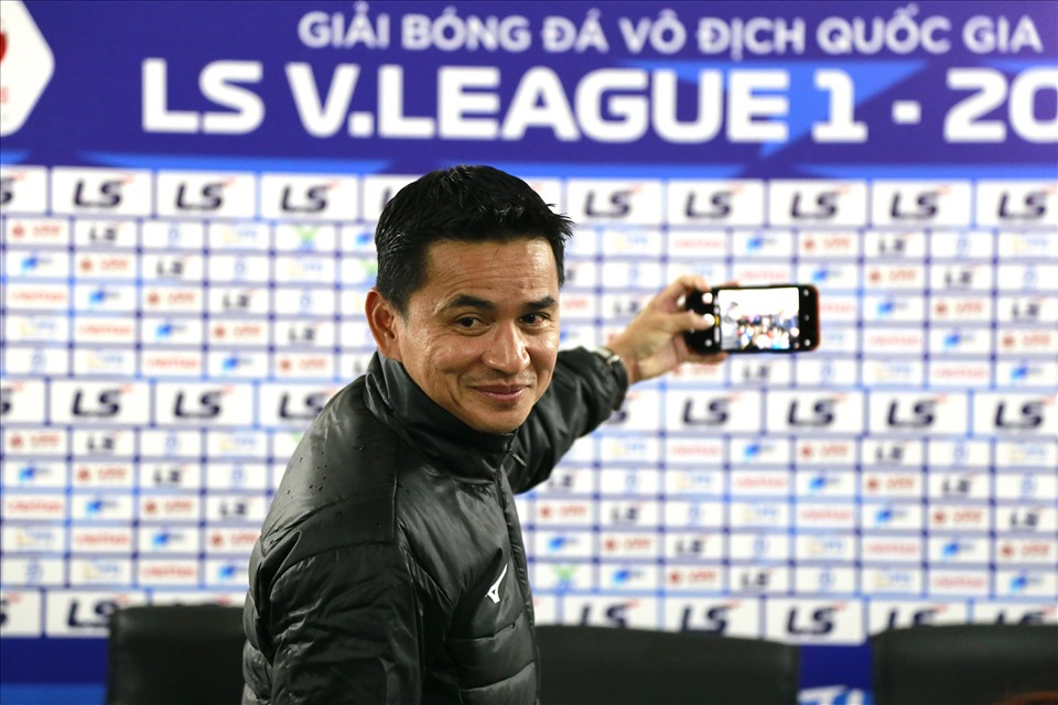 Kết thúc phần họp báo, huấn luyện viên Kiatisak đã xin chụp bức ảnh  selfie cùng các phóng viên. Ảnh: Ngọc Anh