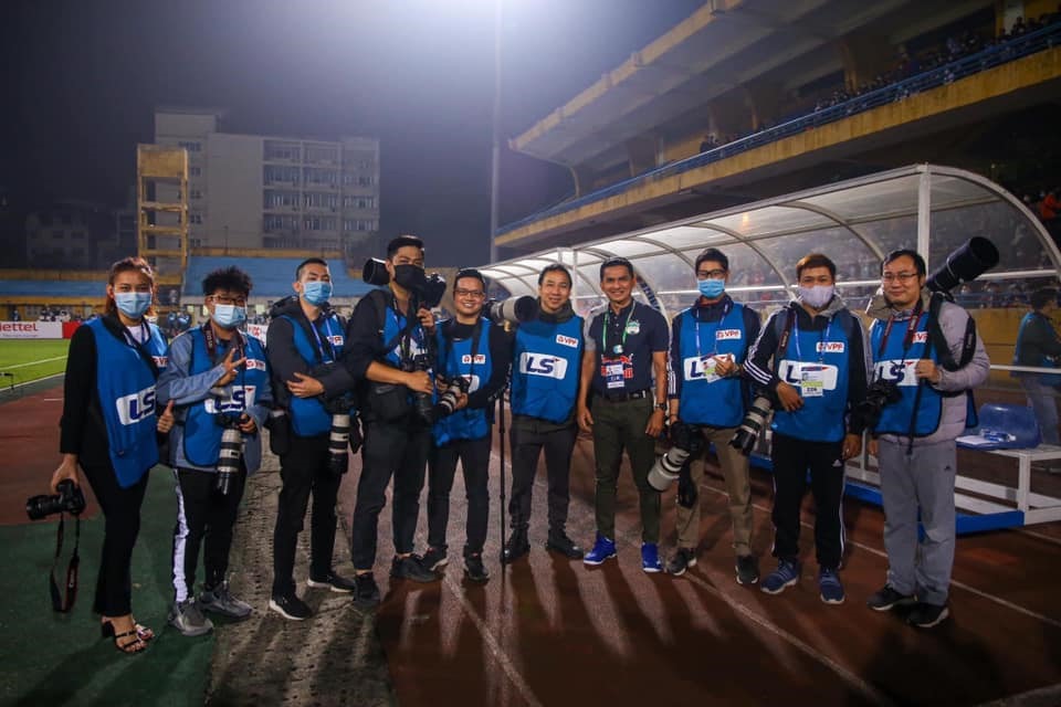 Zico Thái đã có bức ảnh chụp chung với các phóng viên tác nghiệp trong trận đấu. Ảnh: FBNV
