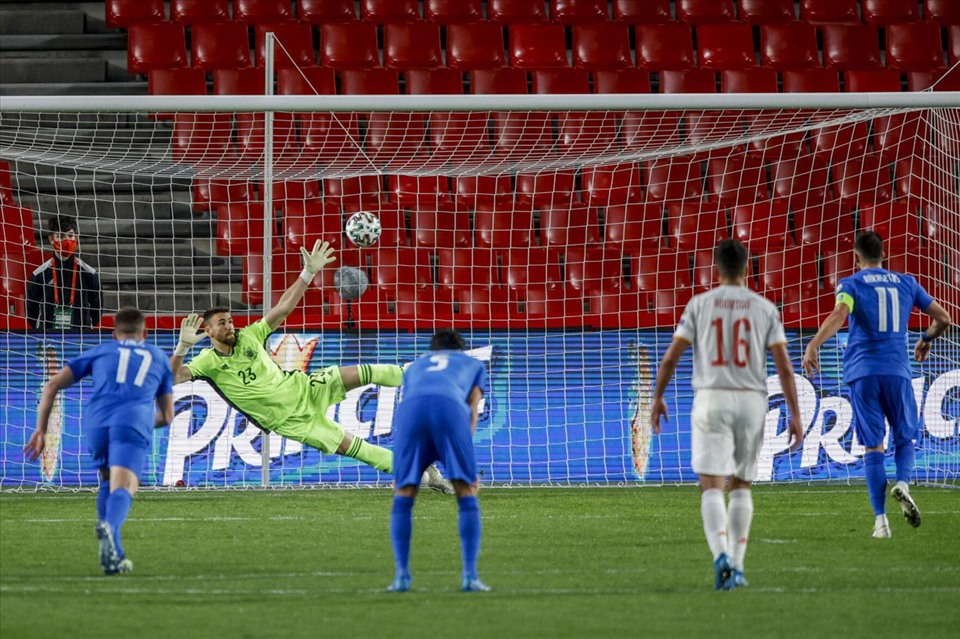Đội tuyển Hy Lạp kiếm 1 điểm trên sân Tây Ban Nha sau quyết định thổi phạt 11m khá khó hiểu. Ảnh: AFP