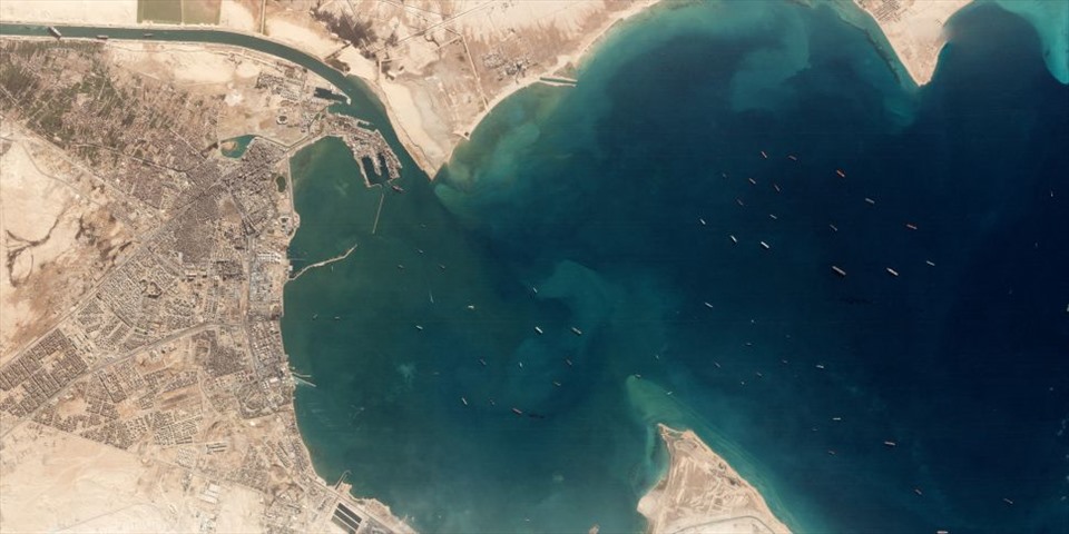 Ảnh do vệ tinh Dove chụp ngày 25.3 cho thấy tàu Ever Given bị mắc kẹt trong kênh đào Suez (trên cùng bên trái) và hàng loạt tàu chờ đi vào kênh Suez từ phía Biển Đỏ. Ảnh:  Planet Labs.