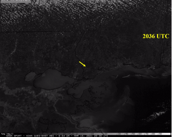 Ảnh GIF hiển thị một dải mây di chuyển trên đầu ảnh. Mũi tên màu vàng chỉ ra vị trí của đám mây hơi nước khổng lồ. Nguồn: NASA
