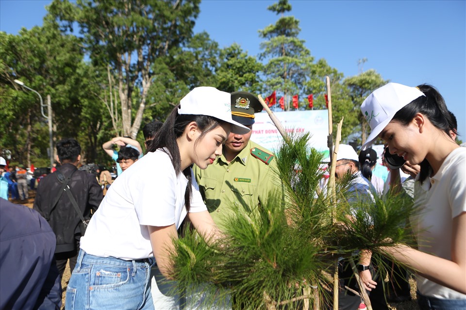 Sự kiện có sự tham gia của các Hoa hậu, Á hậu và các người đẹp cuộc thi Hoa hậu Việt Nam và đông đảo vận động viên tham dự Giải Tiền Phong Marathon. Ảnh: Như Ý