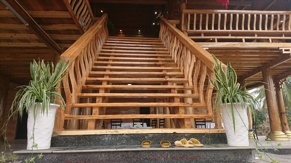 Các bậng thang lên xuống được lát hoàn toàn bằng gỗ vàng tâm.
