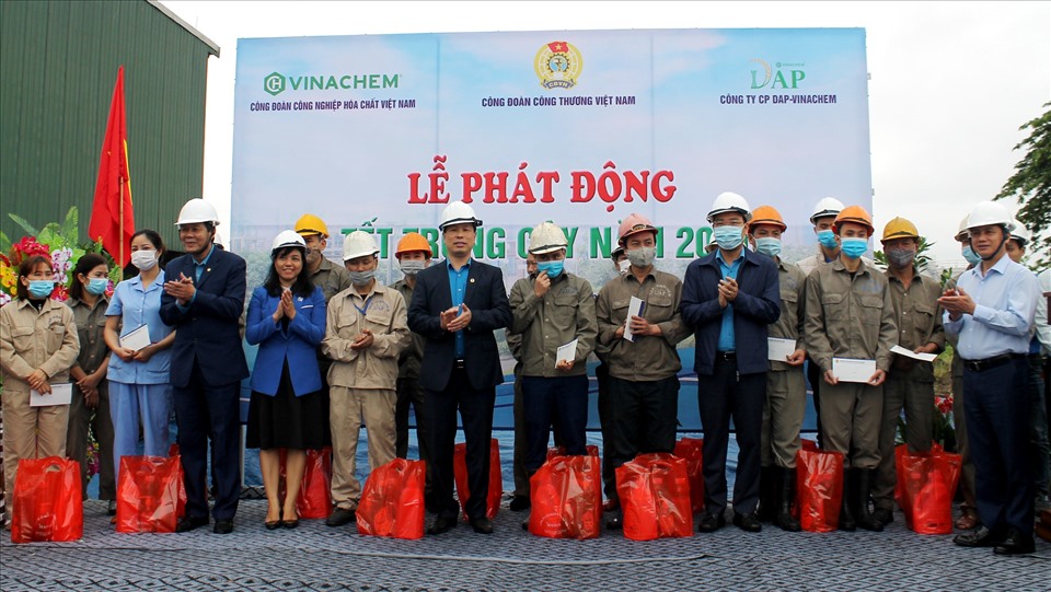 20 đoàn viên được nhận quà tại Lễ phát động Tết trồng cây 2021 do Công đoàn Công Thương Việt Nam tổ chức. Ảnh Mai Dung