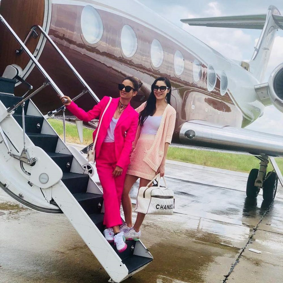 Natasha Poonawala - vợ CEO Viện Huyết thanh Ấn Độ - trên đường tham dự một tuần lễ thời trang cao cấp bằng phi cơ riêng. Ảnh:  Natasha.poonawalla/Instagram